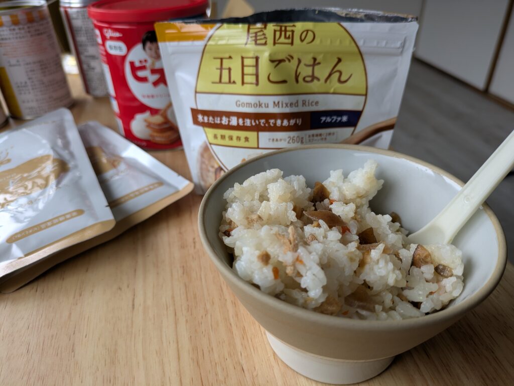 調理したアルファ米をお茶碗に盛ってみて量を見てみる