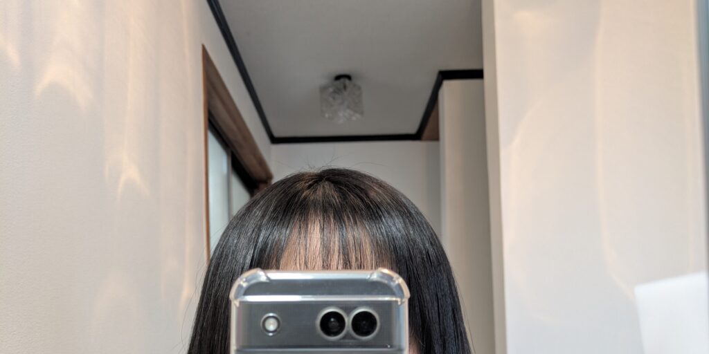 リネアヘアスプレー スーパーハードをコームの持ち手に付けてアホ毛を直した状態